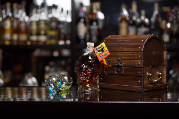 Pirate Skull 0,7 l 40% dřevěná truhla (karton) - Image 3